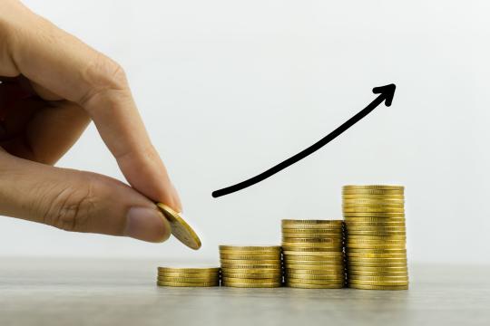 依劳动合同工作的劳工的最低薪资标准